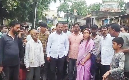 रावेर तालुक्यातील ऐनपूर येथे पुरामुळे झालेल्या नुकसानीची ॲड. रोहिणी खडसे यांच्या कडून पाहणी