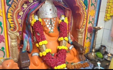 सर्वांचे आराध्य दैवत श्री पाराचा गणपतीला श्री अंबिका व्यायाम शाळा तर्फे मानाचा हार वाजत गाजत अर्पण