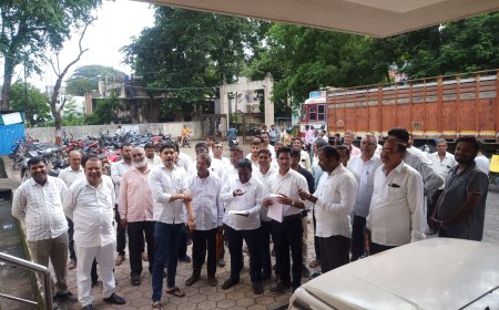 केळी पिक विमा  मिळावा यासाठी तीन ऑक्टोबरला रास्ता रोको आंदोलन करणार शेतकऱ्यांच्या बैठकीत निर्णय, नायब तहसीलदार यांना दिले निवेदन