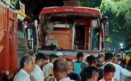 सावदा येथे बऱ्हाणपूर अंकलेश्वर महामार्गावर  ट्रॅव्हल आणि ट्रक यांची समोरासमोर धडक चालकासह तेरा वर्षीय बालक जखमी