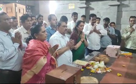 राष्ट्रवादीचे ज्येष्ठ नेते एकनाथराव खडसे यांनी कुटुंबासह घेतले मुक्ताबाईचे दर्शन