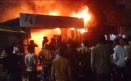 मुक्ताईनगरात  3 दुकानांना आग,दुकानधारकांचे लाखो रुपयांचे नुकसान