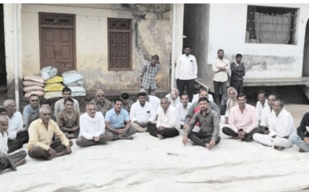 केळी पीक विमा मिळण्यासाठी सुलवाडी भागातील शेतकरी आक्रमक, लोकप्रतिनिधींना गावबंदी आणि मतदानावर बहीष्कार