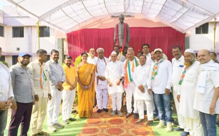 फैजपूर येथील स्व.मधुकरराव चौधरींच्या पुतळ्यास अभिवादन करीत, स्व. चौधरींचे हरितक्रांतीचे स्वप्न रावेर लोकसभा मतदार संघात राबविणार ...श्रीराम पाटील