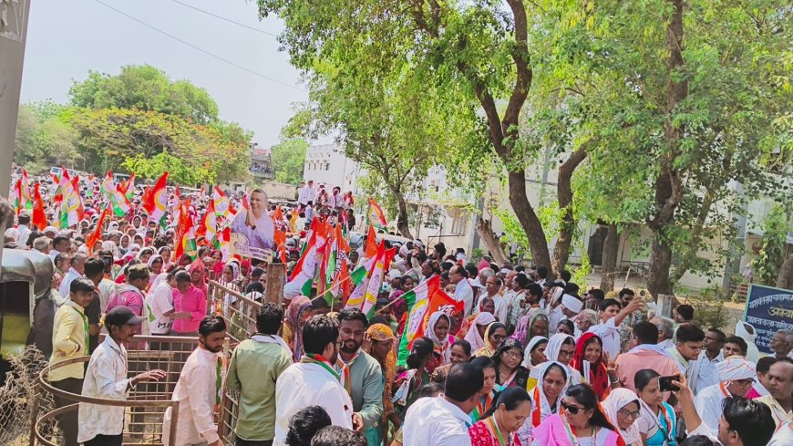 तळपत्या उन्हात नांदुरा येथे श्रीराम पाटील यांच्या रॅलीवर पुष्पवृष्टी ,प्रचंड मताधिक्याने निवडून आणण्याचा आमदार एकडे यांचा निर्धार.