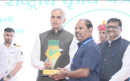 महाराष्ट्रातून कृषी पत्रकारितेत रावेर चे पत्रकार कृष्णा पाटील यांचा गुजरातमध्ये राज्यपालांच्या हस्ते कृषी सेवा पुरस्काराने सन्मान
