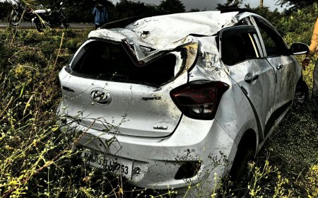 निवडणूक कामाकरिता  जाणाऱ्या महिला अधिकाऱ्यांच्या वाहनाला अपघात