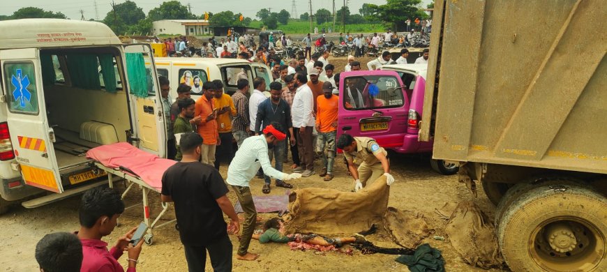 डंपरने दुचाकीला चिरडले पती-पत्नी सह मुलगी जागीच ठार अत्यंत दुर्दैवी घटना,